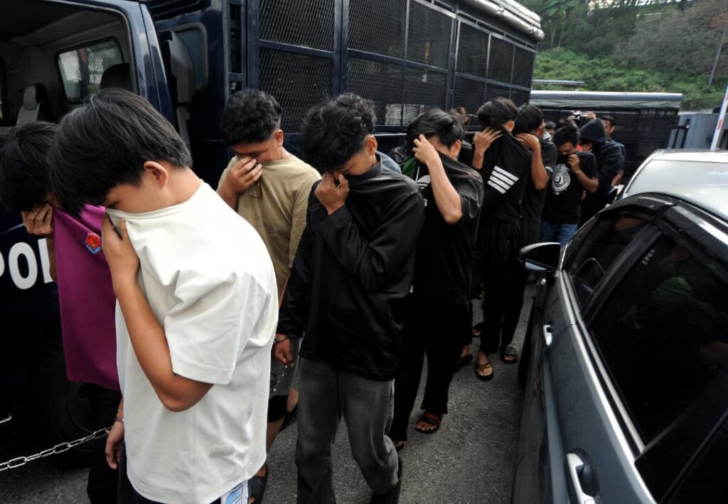 14 remaja, dua wanita dituduh bergaduh di mahkamah hari ini