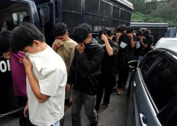 SERAMAI 14 orang pelajar dibawa ke Mahkamah Majistret Johor Bahru di sini hari ini bagi berdepan pendakwaan pertuduhan di bawah Seksyen 147 Kanun Keseksaan kerana bergaduh dan membuat kekecohan di tempat awam. UTUSAN/RAJA JAAFAR ALI