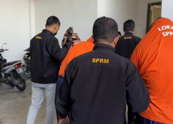 EMPAT anggota polis dibawa  penguat kuasa Suruhanjaya Pencegahan Rasuah Malaysia (SPRM) untuk mendapatkan perintah TAHAN reman bagi membantu siasatan kes meminta dan menerima rasuah di Mahkamah Kota Bharu, Kelantan.