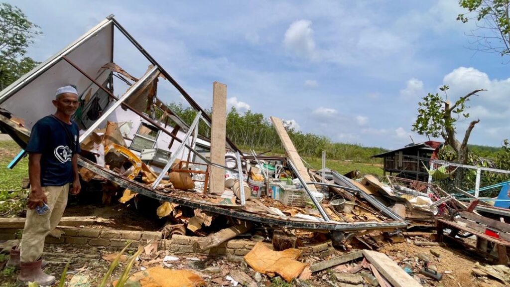 Gerun lihat puting beliung angkat, terbalikkan setor kontena – penduduk