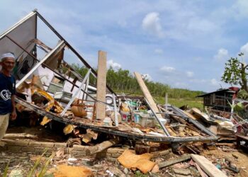 SUHARDI Hashim menunjukkan keadaan setor kontena yang terbalik dan musnah dalam kejadian ribut di rumahnya di RTP Paya Mak Insun, Pendang.