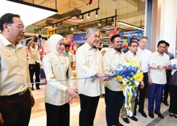 AHMAD Zahid Hamidi (tiga dari kiri) dan Manndzri Nasib (lima dari kanan) pada Majlis Perasmian RisSMart Grocer di sini, semalam.