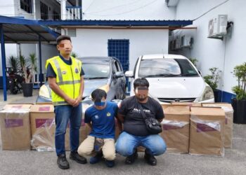 DUA lelaki ditahan selepas bertindak sebagai runner rokok seludup di Kampung Gong Kelih, Pasir Puteh, Kelantan.