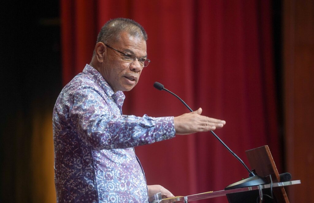 Polis tumpu ‘jaga’ stesen minyak nilai jualan tidak masuk akal – Saifuddin