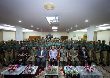 SAIFUDDIN Nasution Ismail bergambar bersama Pengawal Sempadan Malaysia (MBG) sempena Majlis Peluncuran Inisiatif Malaysia Border Guard (Veteran ATM) 2026 di Maktab Penjara Malaysia.