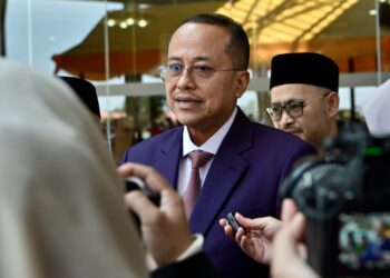 AHMAD Samsuri Mokhtar semasa ditemui pemberita selepas  Persidangan Dewan Undangan Negeri (DUN) Terengganu Ke-15 di Wisma Darul Iman, Kuala Terengganu, Terengganu. - UTUSAN/ERMA YUSNIDA JUSOH