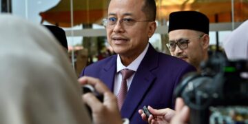 AHMAD Samsuri Mokhtar semasa ditemui pemberita selepas  Persidangan Dewan Undangan Negeri (DUN) Terengganu Ke-15 di Wisma Darul Iman, Kuala Terengganu, Terengganu. - UTUSAN/ERMA YUSNIDA JUSOH