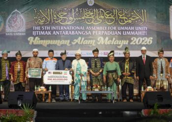AHMAD Samsuri Mokhtar (enam dari kanan) dan Abdul Hadi Awang (enam dari kiri) bergambar bersama para jemputan pada Ijtimak Antarabangsa Perpaduan Ummah Kali Ke-5 dan Himpunan Alam Melayu 2026 di pekarangan Kompleks Sukan Negeri, Kuala Nerus, Terengganu. - UTUSAN/PUQTRA HAIRRY