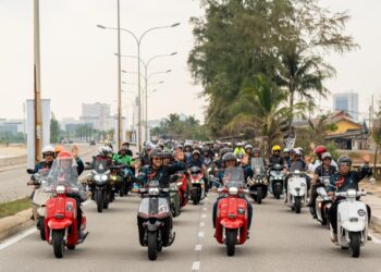 AHMAD Samsuri Mokhtar (dua dari kiri) mengetuai konvoi motosikal bersama Menteri Besar SG4 ke Ijtimak Antarabangsa Perpaduan Ummah Kali Ke-5 dan Himpunan Alam Melayu 2026 di pekarangan Kompleks Sukan Negeri, Kuala Nerus, Terengganu. -UTUSAN/PUQTRA HAIRRY
