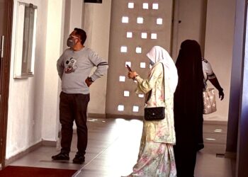 TERTUDUH (kiri) semasa menghadiri prosiding perbicaraan di Mahkamah Kota Bharu, Kelantan.