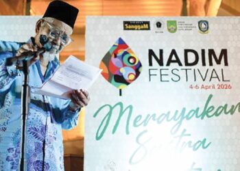 MOHD MANSOR ABDULLAH  (M. Asyikin), memberikan ulasan dan refleksi mengenai kepentingan menelusuri sejarah kerajaan lama Johor-Riau-Lingga dan Pahang menerusi sastera.