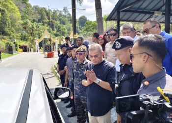SAIFUDDIN Nasution Ismail memeriksa kenderaan yang memasuki sempadan Thailand ketika Lawatan Kerja dan Pemantauan Operasi Kawalan Sempadan di Kompleks Imigresen, Kastam, Kuarantin dan Keselamatan (ICQS) Pengkalan Hulu di Gerik hari ini.
