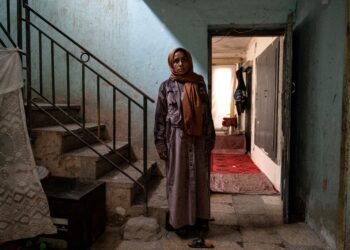 SAMIRA ketika ditemu bual AFP mengenai kematian anaknya, Aref Khan, dalam serangan udara Pakistan ke atas pusat pemulihan dadah di Kabul.- AFP