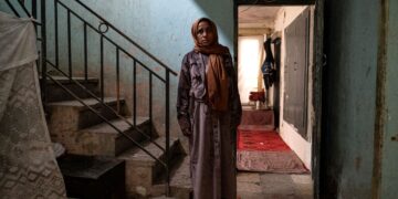 SAMIRA ketika ditemu bual AFP mengenai kematian anaknya, Aref Khan, dalam serangan udara Pakistan ke atas pusat pemulihan dadah di Kabul.- AFP