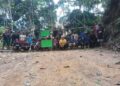 PENDUDUK Orang Asli membina sekatan di simpang Bereglag, Pos Simpor dekat Gua Musang, Kelantan bagi menghalang aktiviti pembalakan yang didakwa semakin meluas di kawasan berkenaan. - IHSAN PENDUDUK