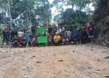 PENDUDUK Orang Asli membina sekatan di simpang Bereglag, Pos Simpor dekat Gua Musang, Kelantan bagi menghalang aktiviti pembalakan yang didakwa semakin meluas di kawasan berkenaan. - IHSAN PENDUDUK