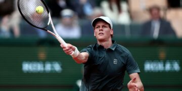 JANNIK Sinner melakukan pukulan balas ketika menentang Alexander Zverev dalam aksi separuh akhir kejohanan tenis Monte Carlo Masters di Court Rainier III, Monte-Carlo Country Club, Perancis, hari ini. - AFP