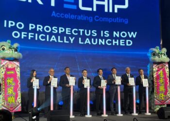 FONG Swee Kiang (empat dari kanan) bersama Timbalan Menteri Pelaburan, Perdagangan dan Industri, Sim Tze Tzin (tiga dari kanan) dan pengurusan tertinggi pada majlis pelancaran prospektus Skyechip di Kuala Lumpur hari ini.