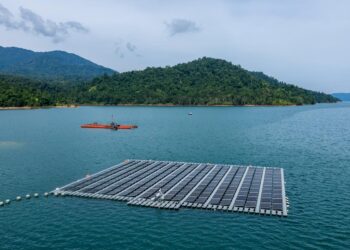 PROJEK Solar Terapung (Kenyir HHFS 595 MWac) antara terbesar Asia Tenggara yang masih dalam pembinaan di Tasik Kenyir, Hulu Terengganu dijangka mampu menarik pelaburan mencecah RM10 bilion. - UTUSAN/PUQTRA HAIRRY
