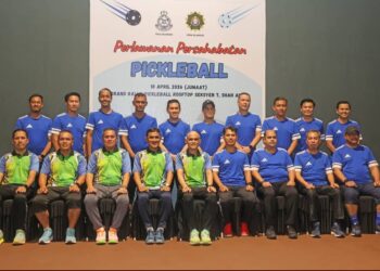 MOHD. Azwan Ramli (empat dari kiri) bersama Ketua Polis Selangor, Datuk Shazali Kahar selepas menjayakan Perlawanan Persahabatan Pickleball di Grand Ralley Pickleball Shah Alam, Selangor, kelmarin.