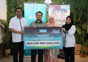 MUHAMMAD Riyadhul Hanif (dua kiri) dan isterinya, Zarifah Zulkepli menunjukkan ‘mock cheque’ Cabutan Jutawan BSN SSP RM1 juta pada Sesi Temu Bual Bersama Jutawan BSN SSP Ke-122 di Kota Bharu, Kelantan.- UTUSAN/ KAMARUL BISMI KAMARUZAMAN