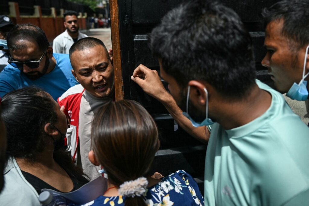 Menteri dikritik letak jawatan kerana pelaburan kewangan