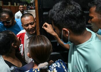 GURUNG (dua dari kiri) dikritik kerana dakwaan pelaburan kewangan. - AFP