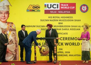 SULTAN Perak, Sultan Nazrin Shah merasmikan pusingan akhir Piala Dunia Trek 2026 di Velodrom Nasional, Nilai, hari ini. - UTUSAN/ISKANDAR ISHAK