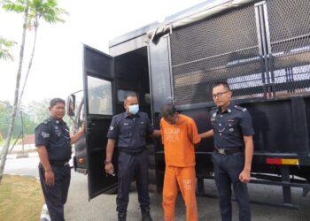 SUSPEK dibawa ke Mahkamah Gua Musang, Kelantan untuk mendapatkan perintah tahanan  reman.