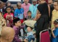 MOHAMED Taufik Johari beramah mesra dengan pengunjung yang hadir ke Jamuan Raya Pusat Khidmat Ahli Parlimen Sungai Petani di dewan Sekolah Menengah Persendirian Sin Min di Taman Keladi, Sungai Petani.