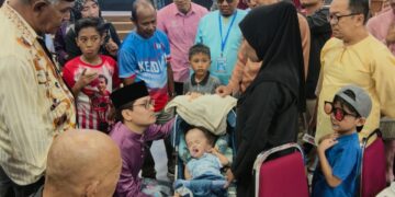 MOHAMED Taufik Johari beramah mesra dengan pengunjung yang hadir ke Jamuan Raya Pusat Khidmat Ahli Parlimen Sungai Petani di dewan Sekolah Menengah Persendirian Sin Min di Taman Keladi, Sungai Petani.