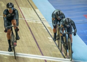 (DARI kiri) Nur Allysa Mohd Farid, Nurul Izzah Izzati Mohd Asri dan Anis Amira Rosidi ketika beraksi pusingan pertama acara pecut berpasukan wanita pada Piala Dunia Trek di Velodrom Nasional, Nilai, hari ini. - UTUSAN/ISKANDAR ISHAK