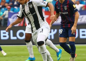 PERTAHANAN Terengganu FC, Ubaidulah Shamsul Fazili cuba menghalang asakan daripada pihak lawan ketika bertemu Johor Darul Ta'zim (JDT) dalam aksi liga di Johor, semalam. - MFL