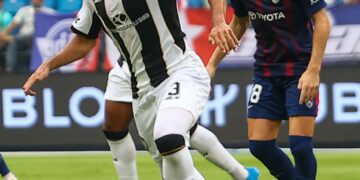 PERTAHANAN Terengganu FC, Ubaidulah Shamsul Fazili cuba menghalang asakan daripada pihak lawan ketika bertemu Johor Darul Ta'zim (JDT) dalam aksi liga di Johor, semalam. - MFL