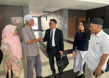 TENGKU Shazuan Tengku Sarifuddin (tengah) bersalam dengan bapa kepada Allahyarham Wan Ahmad Faris Wan Abdul Rahman selepas Mahkamah Tinggi Kota Bharu, Kelantan. - UTUSAN/ROSMIZAN RESDI