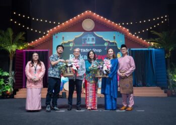 MENTERI Komunikasi, Datuk Fahmi Fadzil (tiga, kiri) menyempurnakan majlis penyampaian anugerah sempena acara TikTok Shop Raikan Raya di Kuala Lumpur, baru-baru ini.