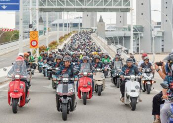 AHMAD Samsuri Mokhtar (dua dari kiri) mengetuai konvoi motosikal bersama Menteri Besar SG4 ke Ijtimak Antarabangsa Perpaduan Ummah Kali Ke-5 dan Himpunan Alam Melayu 2026 di pekarangan Kompleks Sukan Negeri, Kuala Nerus, Terengganu. -UTUSAN/PUQTRA HAIRRY