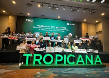 IXORA Ang (depan, empat dari kanan) pada peluncuran aplikasi T360 yang diperbaharui  sempena majlis Ganjaran dan Keistimewaan Ahli T360 di Tropicana Golf & Country Resort, kelmarin.