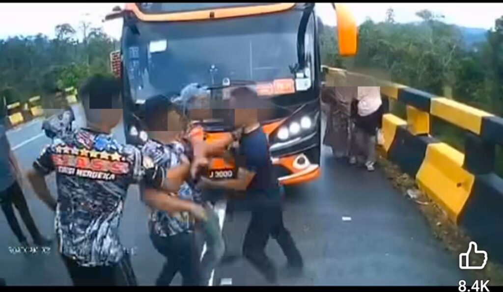 Polis siasat kejadian tumbuk pemandu bas di JRTB