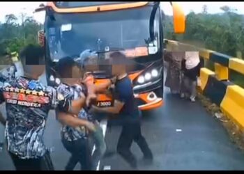 TANGKAP layar insiden pertengkaran yang tercetus selepas kemalangan membabitkan sebuah bas ekspres dan lori ayam di Kilometer 28.8, Jalan Raya Timur-Barat (JRTB) Gerik-Jeli Selasa lalu.