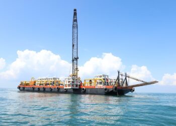 KERJA-kerja melabuhkan turun tiruan dilakukan bagi menambah hasil laut dan melindungi kawasan perairan Tumpat, Kelantan daripada ancaman pukat tunda.