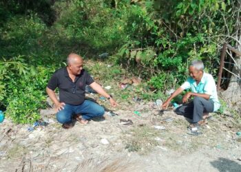 MOHD. Yusoff Shafie (kiri) bersama rakannya menunjukkan lokasi penemuan mangsa di Ladang Merdeka Cherbu, Padang Lati, Bachok, Kelantan.
