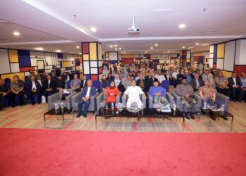 Pengerusi Lembaga Pengarah UKM, Datuk Johan Idris (berbaju putih tengah) dan Naib Canselor UKM, Prof Dato’ Dr Sufian Jusoh (kanan) bergambar bersama pengurusan utama universiti semasa Program Libat Urus LPU UKM 2026: TEKAD 57, di Kuala Lumpur, Jumaat lalu.