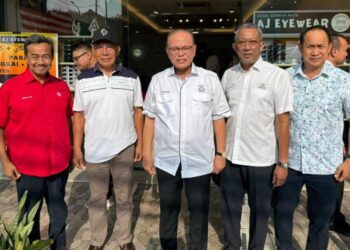 WAN Rosdy Wan Ismail ( tengah) bersama pemimpin warga Felda di Majlis Ramah Mesra Muafakat Felda Pahang di Felda Sungai Koyan, Raub, Pahang. - UTUSAN/ SALEHUDIN MAT RASAD