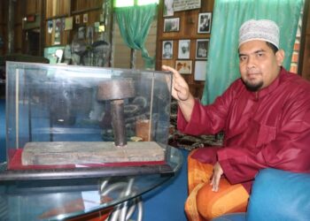 BARKATULLAH menunjukkan bekas letak serban Tok Ku Paloh di Galeri Ulama Awla, Chenor, Pahang.