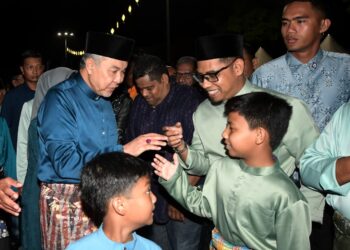 AHMAD Zahid Hamidi beramah mesra bersama pengunjung pada Majlis Sambutan Hari Raya Aidilfitri 2026 di Bagan Datuk hari ini. - UTUSAN/ZULFACHRI ZULKIFLI
