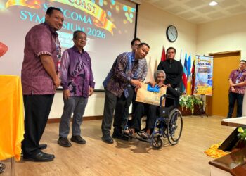 DR. Mohd. Azman Yacob (tiga dari kiri) menyampaikan cenderahati kepada pesakit sarcoma semasa Program East Coast Sarcoma Symposium 2026: From Awareness to Action di Auditorium, Aras 5, Kompleks Rawatan Harian HRPZ II, Kota Bharu, Kelantan. - UTUSAN/ROSLIZA MOHAMED