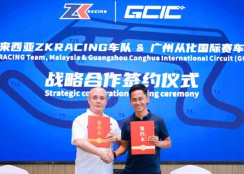 Zulfahmi (kanan) dan wakil GCIC menandatangi perjanjian kerjasama dengan ZK Racing sebagai rakan strategik menjayakan Kejohanan FIM MotoMini China di Guangzhou, China, baru-baru ini. - Ihsan ZK Racing