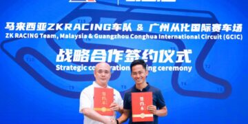 Zulfahmi (kanan) dan wakil GCIC menandatangi perjanjian kerjasama dengan ZK Racing sebagai rakan strategik menjayakan Kejohanan FIM MotoMini China di Guangzhou, China, baru-baru ini. - Ihsan ZK Racing