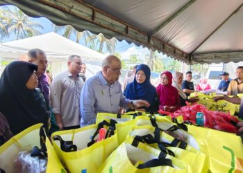 MOHD. Zolkafly Harun (tengah) bersama pengunjung program Jelajah Sejahtera Desaku@DUN Chenderoh di Dewan Arena Terbuka, Kampung Chuar Hulu, Padang Rengas.